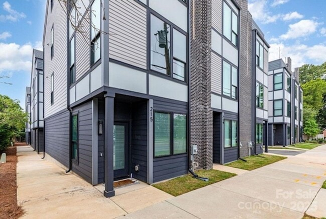 Photo - 215 Freeland Ln