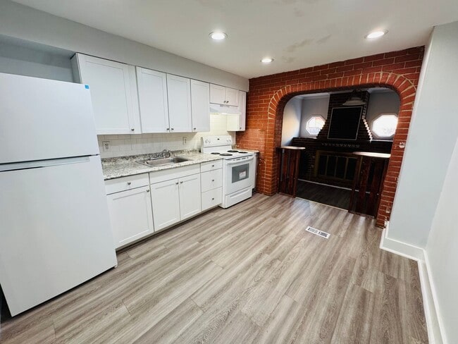 Photo - 1850 E Monmouth St