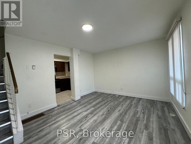 Photo - 2 Blackthorn Ave