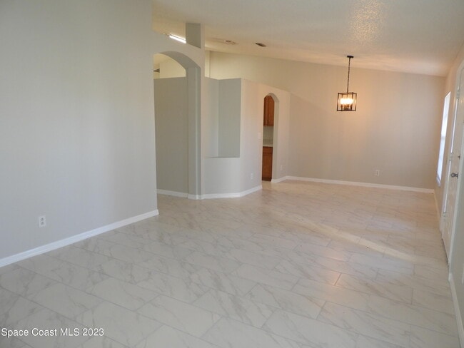 Photo - 740 Montrose St SE