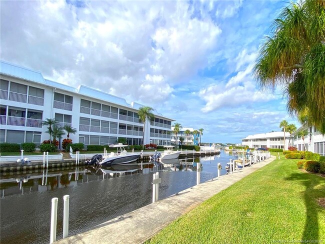 Building Photo - 1858 SW Palm City Rd Unit 203 Rental