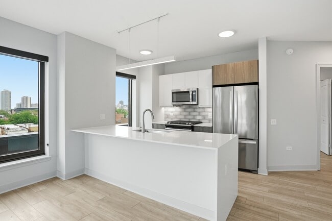 Photo - 1021 W Addison St Unit 710