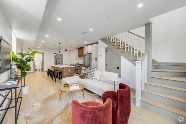 Building Photo - 566 E 3rd St Unit 1 Rental