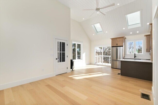 Photo - 639 E Broadway Unit A