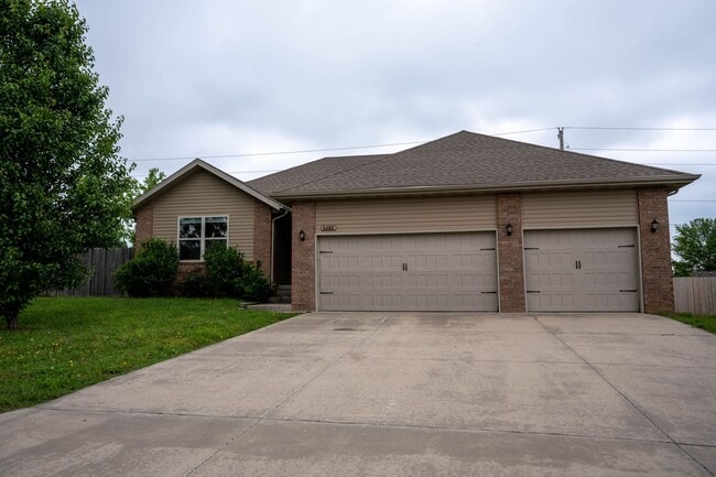 3 bed home with NEW FLOORING AND FULLY FEN... - 3 bed home with NEW FLOORING AND FULLY FEN...