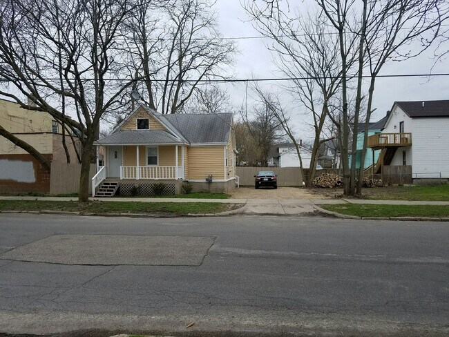 Photo - Grand Rapids N.W. Downtown 2 Bdrm Bungalow