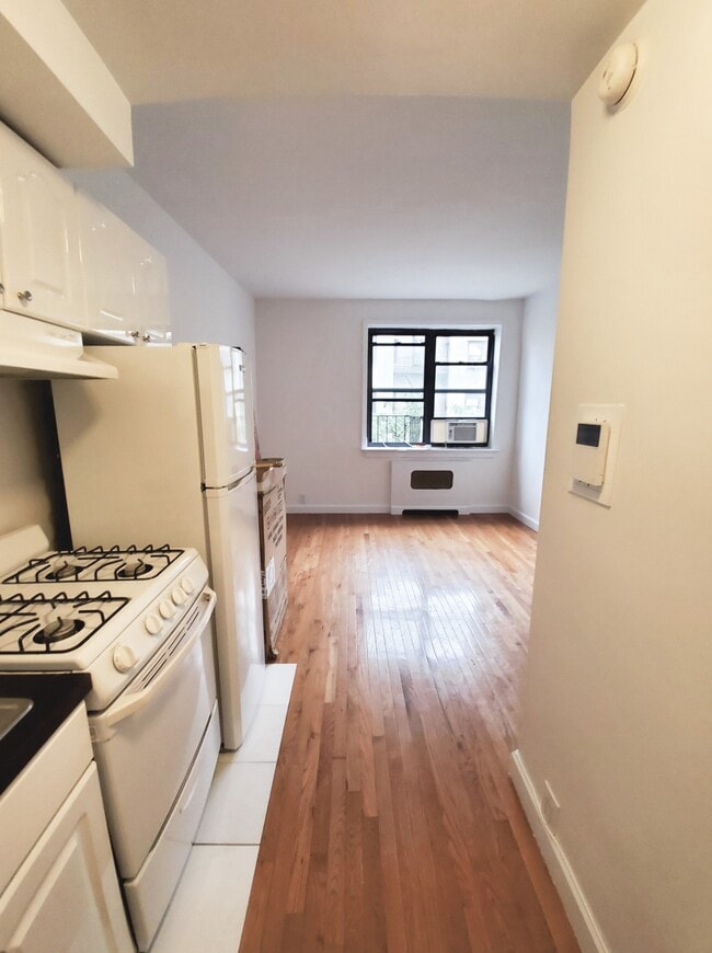 Building Photo - 257 E 61st St Unit 3E Rental