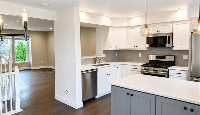 Charming Three-Bedroom Townhome in a Prime Ashburn Location
