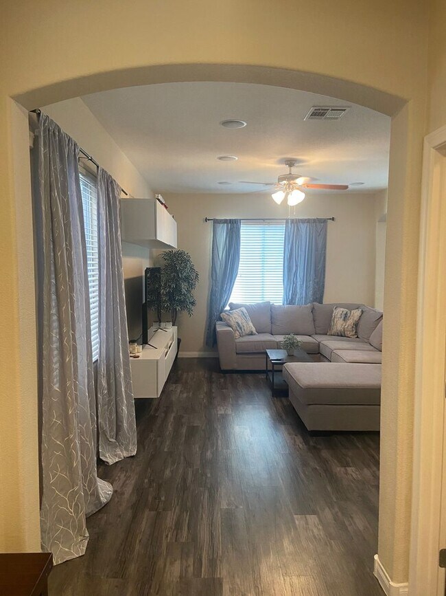 Photo - 3 Bedroom home / private yard