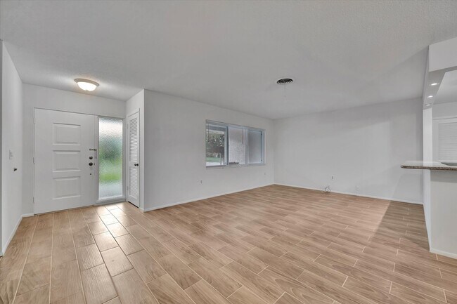 Photo - Beautiful 2-Bed / 2 Bath Pool Home in Sara...
