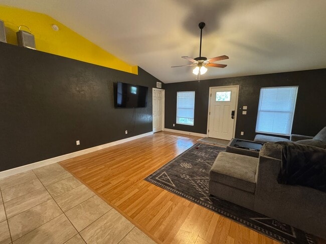 Photo - 4/2 Minutes from UF