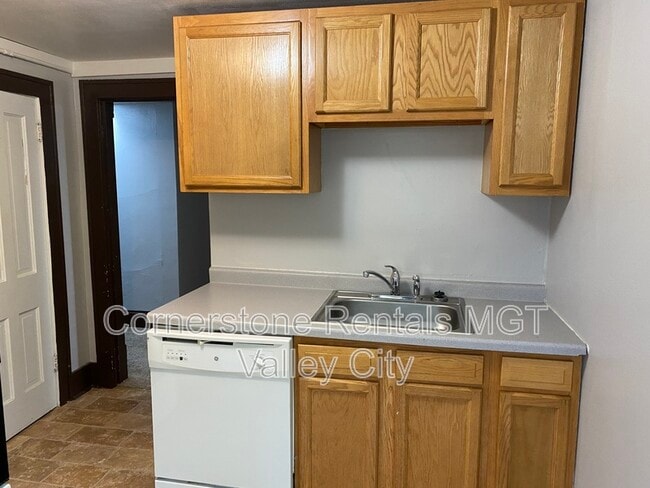 Building Photo - 205 3rd Ave SE Unit Apt 4