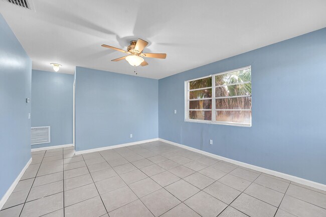 1208 W 32nd St
