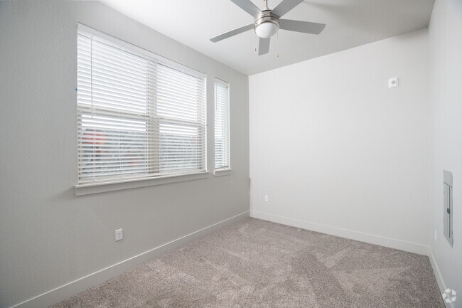 1BR, 1BA - 588SF