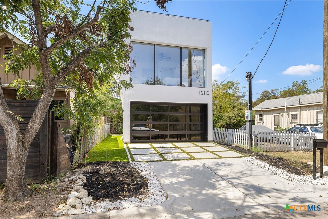Photo - 1210 Angelina St House