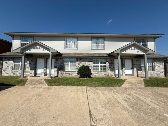 Building Photo - 2813 Cantabrian Dr Unit Apt. C