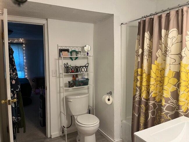 Baño - 437 S Peachtree St