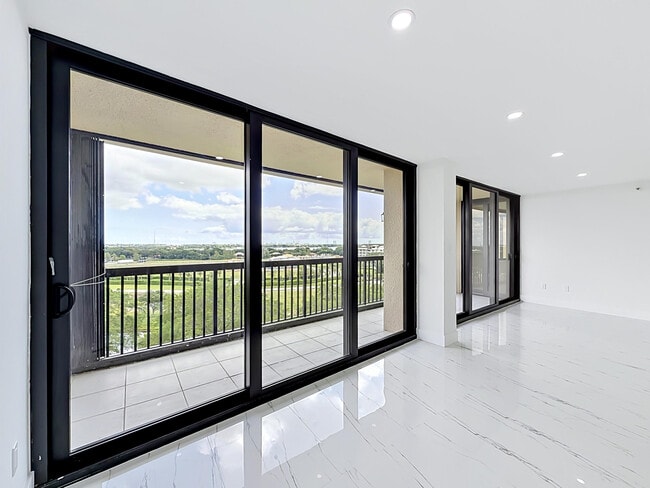 Photo - 2480 Presidential Way Unidad 902