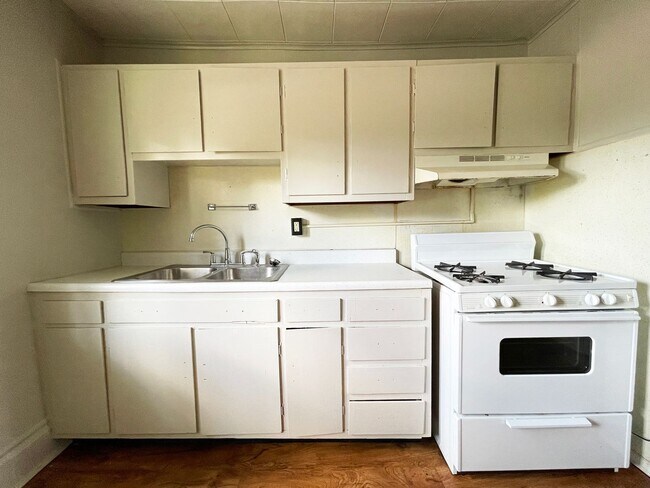 Photo - 2418 E Memorial Dr Unit #3