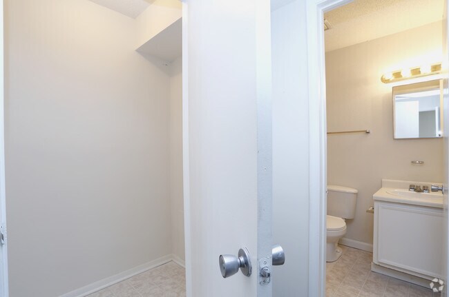 2BR, 2BA - 902sf- Storage