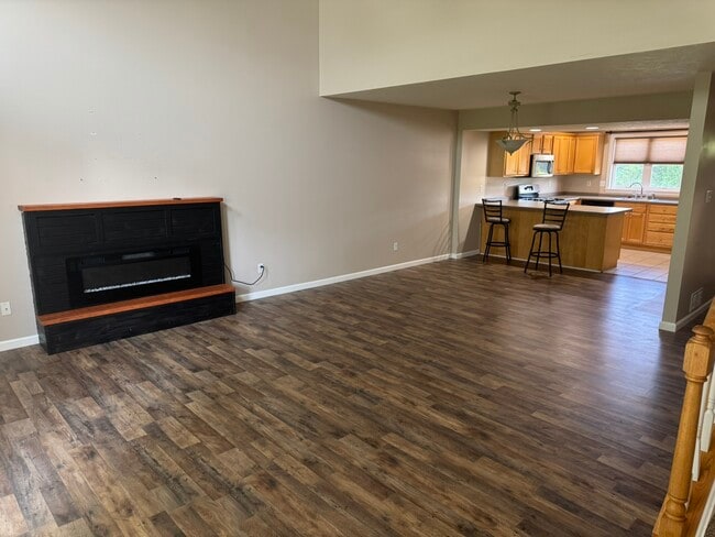 Photo - 205 Prairie Ct