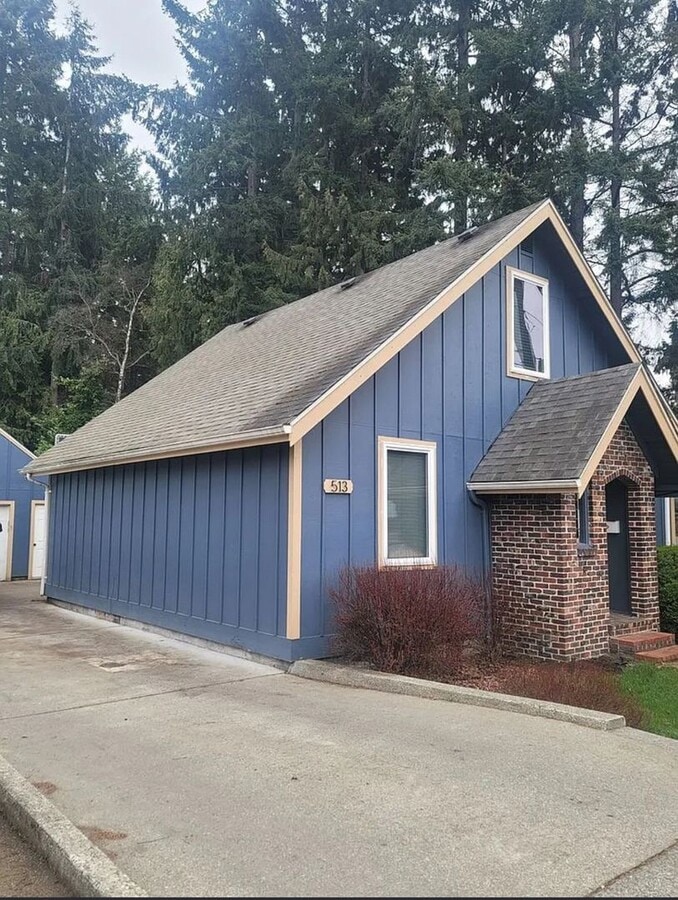 Charming Puyallup Home with Spacious Backyard & Entertainer’s Deck - Charming Puyallup Home with Spacious Backyard & Entertainer’s Deck