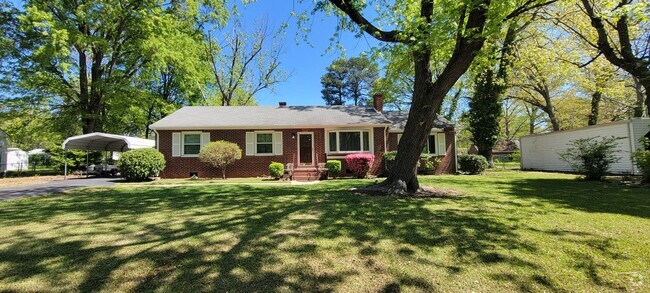 Building Photo - Brick ranch in Southside with large privat... Rental