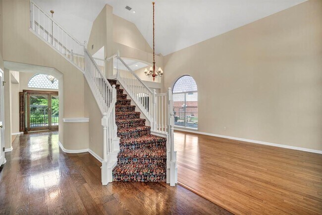 Photo - 6806 Thistle Hill Way