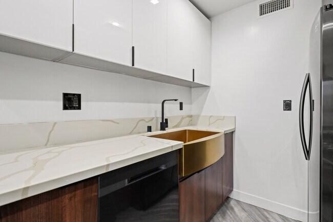 Photo - 230 S Carondelet St Unit 1