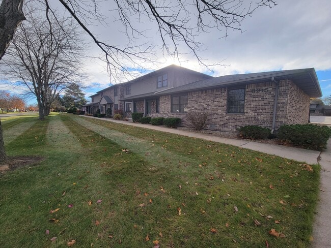 Building Photo - 6265-6215 Normandy Dr Rental