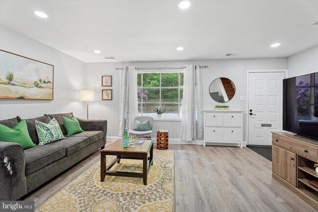 Photo - 205 Woodside Cir