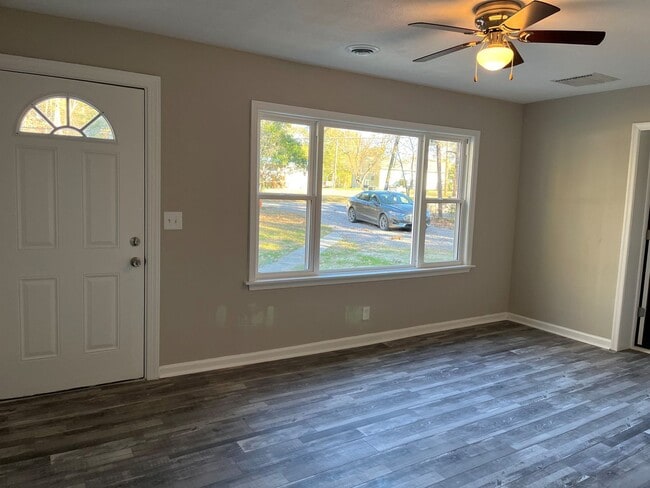 Photo - 3 Bedroom, 2 bath newly remodeled house