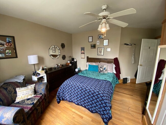 Photo - 3 Bedroom 1 Bath House - Close to Downtown Iowa City