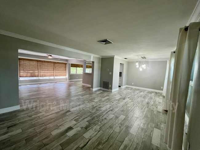 Photo - 2323 Surrey Ln