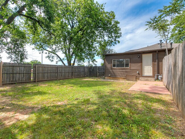 Photo - Updated DUPLEX + Minutes away from The Pla...