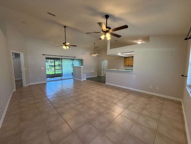 Building Photo - Spacious 4 bedroom in North Port
