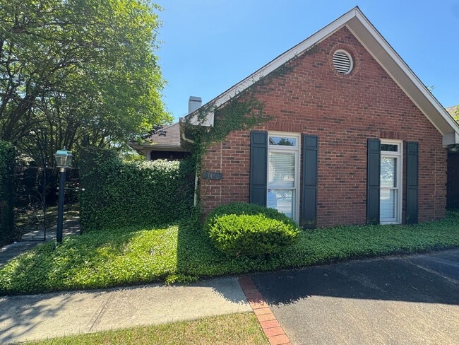 Building Photo - Lovely Cottage with Garden Courtyard