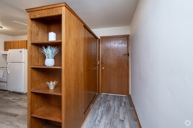 1BR, 1BA - 700SF - Entrance