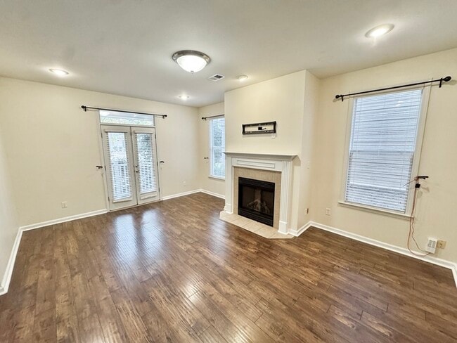 Photo - 1359 Island Pl E