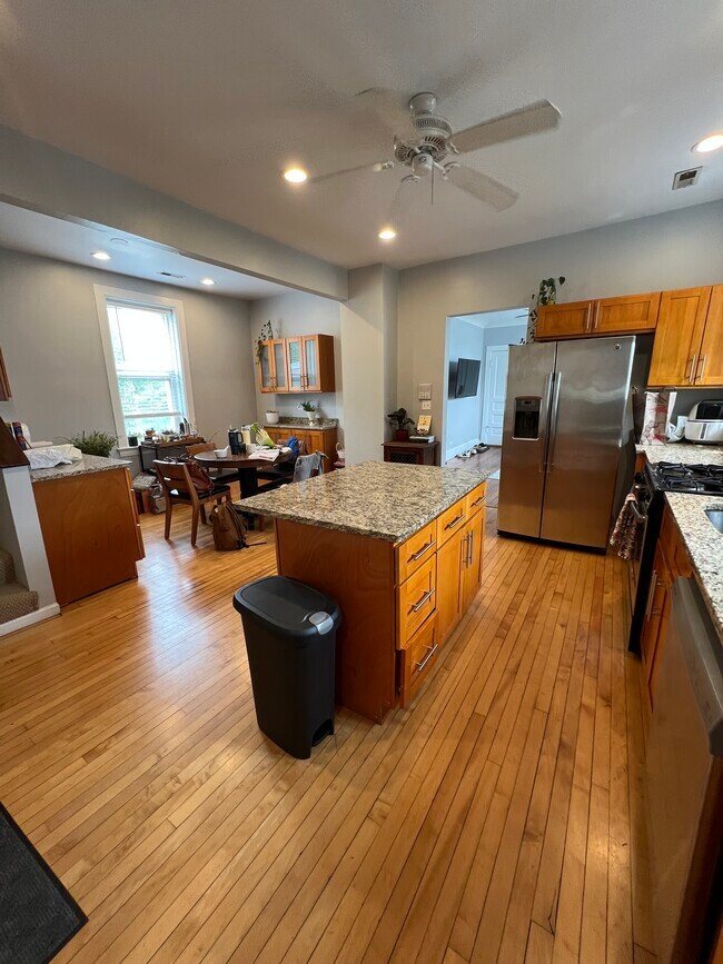 kitchen - 2114 W Lyndale St Unit 2r