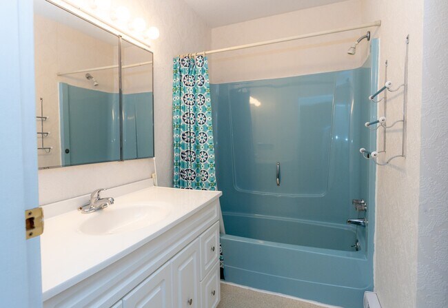 Photo - 322 Village Way