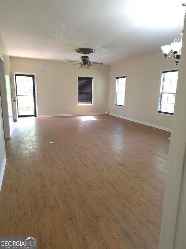 Photo - 8146 Thompson St