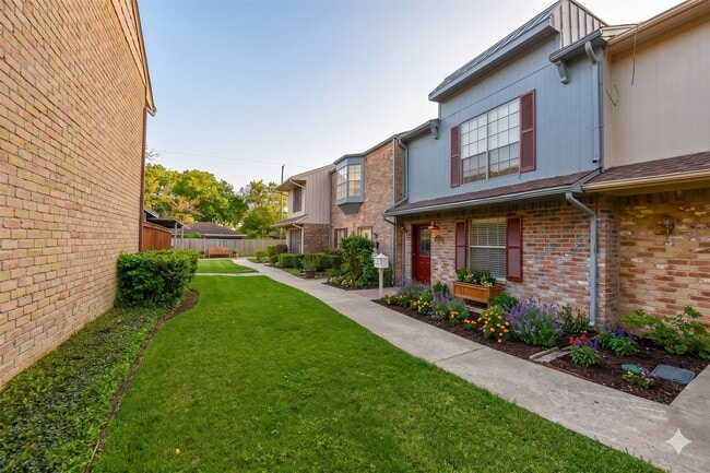 Building Photo - 1069 Willow Oaks Cir Unit 1069