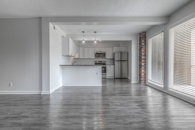 Photo - December FREE On This 2 Bedroom 2 Bath Apartment Just Minutes From The Plaza Unidad 4455-04