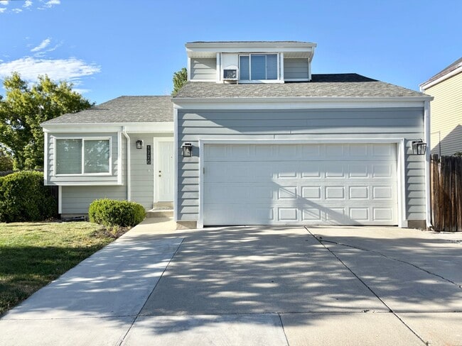Bright & Cozy with New Siding and Paint! - Bright & Cozy with New Siding and Paint! Casa