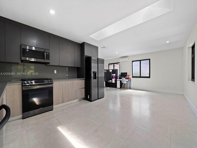 Photo - 252 E 36th St