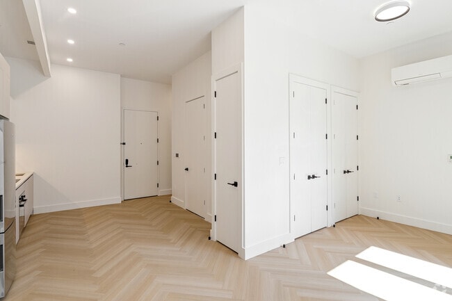 1BR, 1BA - 950SF - Living Room