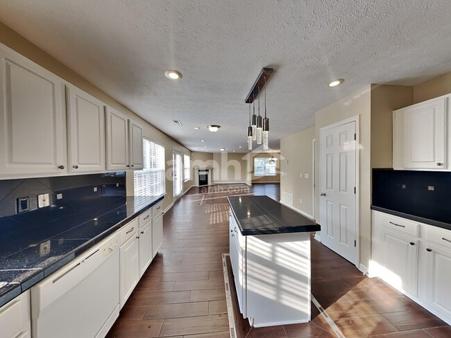 Photo - 586 Hollerman Ln