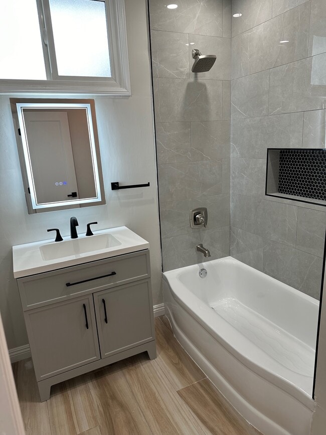 Building Photo - 4531 Hazeltine Ave Unit 4531 Hazeltine