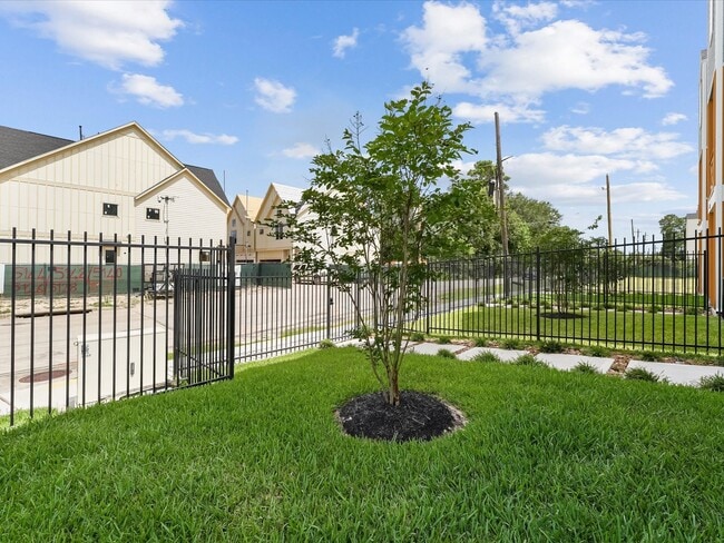 Photo - 3903 Pinemont Dr